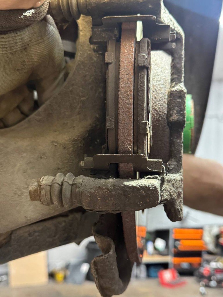 Wymiana tarcz i klocków hamulcowych · robocizna od 150 zł — Przed 7
